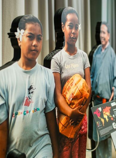 © Dennis Reimann Figuren aus Kiribati und Nepal stehen für Ausstellungsbesucher:innen bereit.