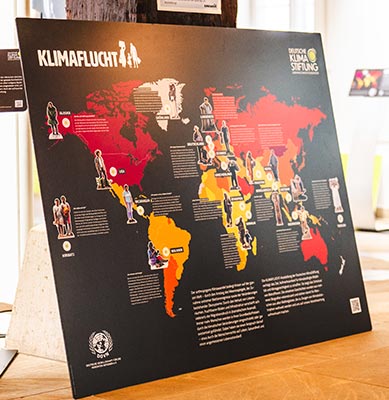 © Uli Jendrass Eine Infotafel zur Klimafluchtausstellung gibt einen Überblick über alle Figuren.