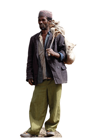 Ein äthiopischer Feldarbeiter steht mit Sack und Pack auf dem Feld.