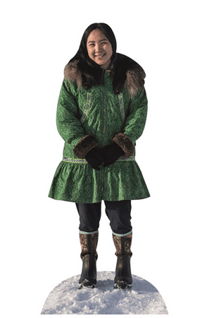 Eine junge Indigene aus Alaska steht in traditionellem Gewand im Schnee und lächelt.