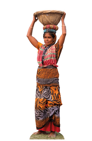 Eine Frau aus Bangladesch trägt barfuß gehend einen Korb auf dem Kopf.