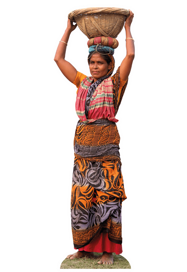 Eine Frau aus Bangladesch trägt barfuß gehend einen Korb auf dem Kopf.