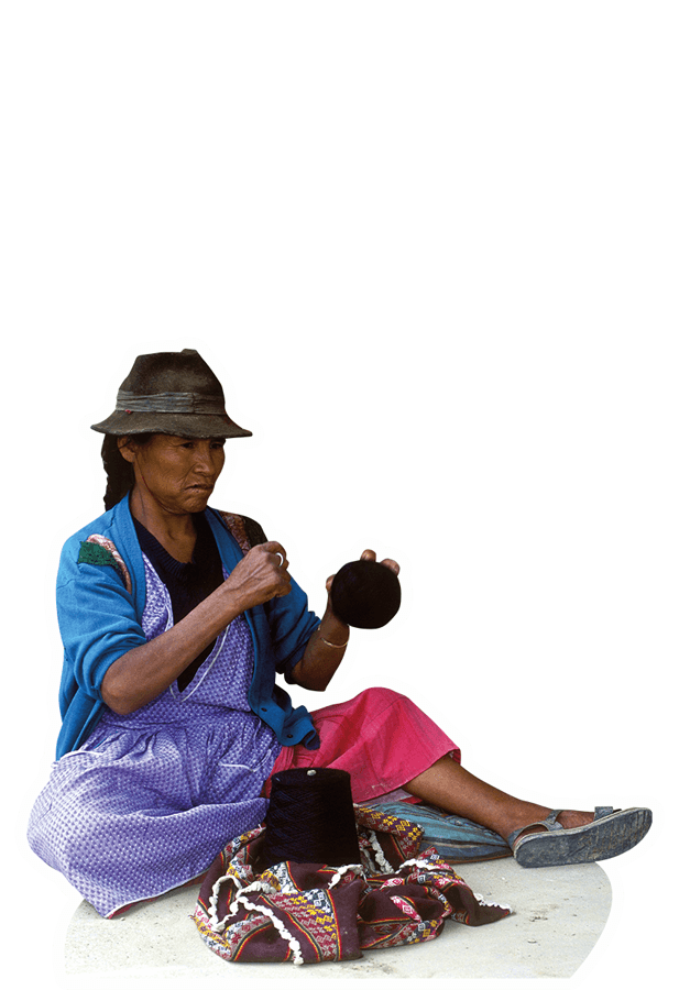 © Jean-Michel Coureau/ Gamma/ LAIF Eine Frau aus Bolivien sitzt auf dem Boden und hält eine Wollknäuel.