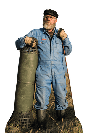 Ein bärtiger Mann aus Langeneß steht auf der Hallig an der Nordseeküste.