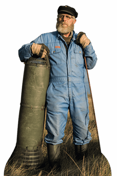 Ein bärtiger Mann aus Langeneß steht auf der Hallig an der Nordseeküste.