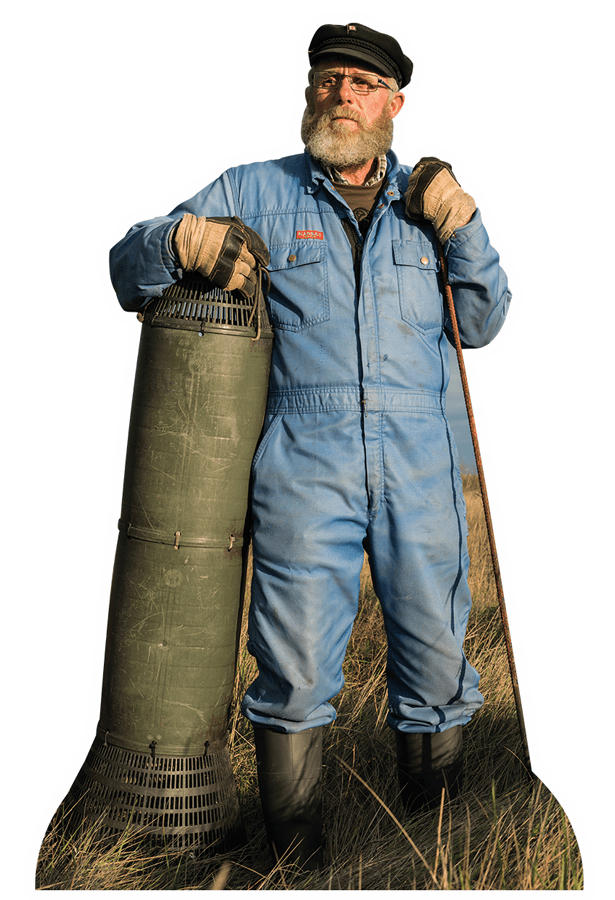 © Manolo Ty Ein bärtiger Mann aus Langeneß steht auf der Hallig an der Nordseeküste.