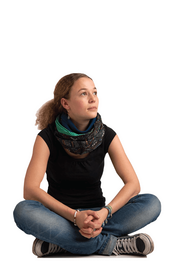 © Peter Groth Eine Jugendliche aus Deutschland sitzt auf dem Boden und blickt nach oben.