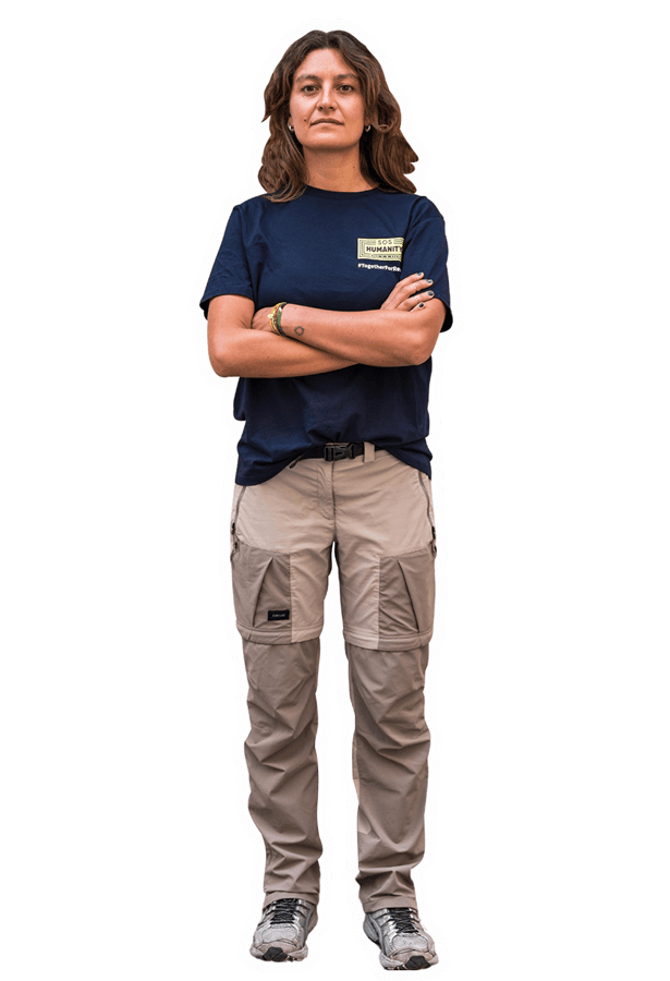 © Manolo Ty Eine Seenotretterin sieht mit verschränkten Armen und entschlossenem Blick in die Kamera.