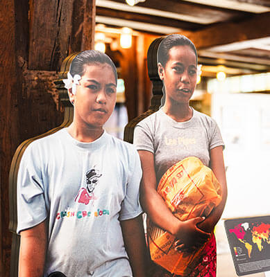 © Uli Jendrass Die beiden Figuren aus Kiribati sind zusammen mit anderen Figuren und Hinweistafeln in einem hellen Raum ausgestellt.