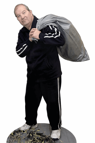 Ein griechischer Olivenbauer trägt einen großen Sack auf dem Rücken.