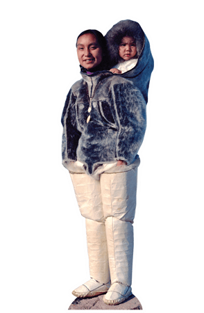 Eine junge Frau aus Grönland trägt ein Kleinkind auf dem Rücken. Beide sind druch Felle vor der Kälte geschützt.