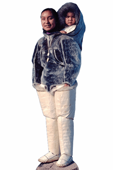 Eine junge Frau aus Grönland trägt ein Kleinkind auf dem Rücken. Beide sind druch Felle vor der Kälte geschützt.