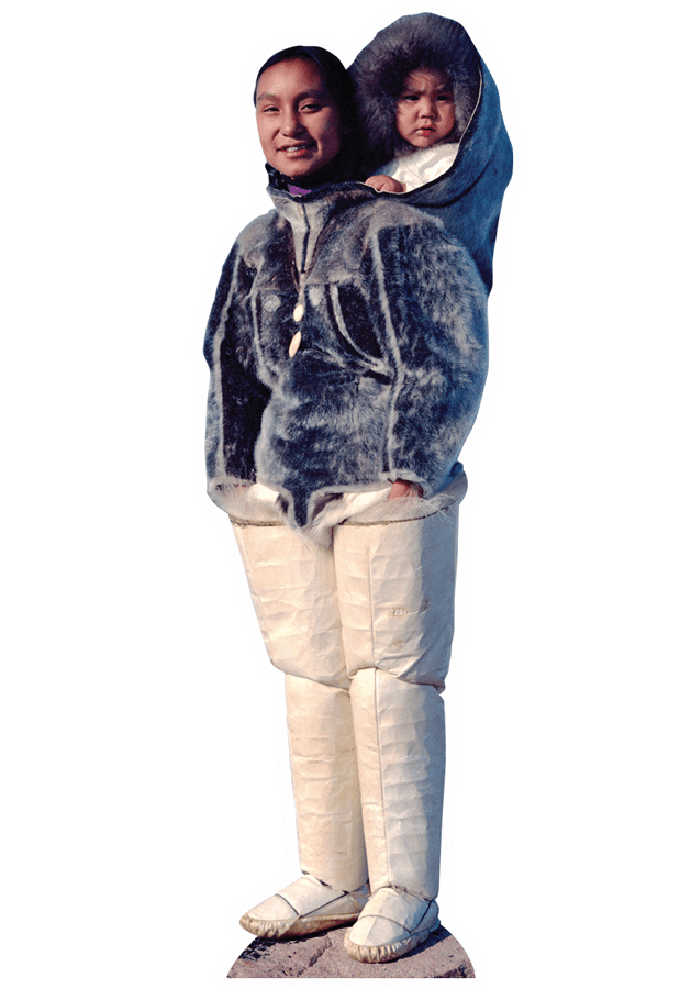 © Bryan & Cherry Alexander/ Articphoto/ LAIF Eine junge Frau aus Grönland trägt ein Kleinkind auf dem Rücken. Beide sind druch Felle vor der Kälte geschützt.
