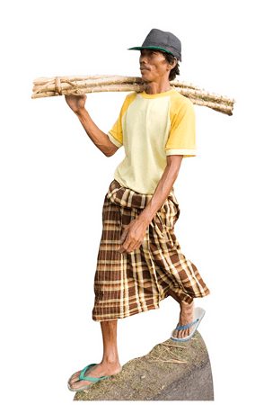 Ein Holzarbeiter aus Indonesien trägt ein Bündel Holz auf der Schulter.