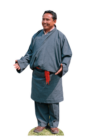 Ein nepalesischer Mann trägt traditionelles Gewand und blickt lächelnd mit offenen Armen in die Kamera.