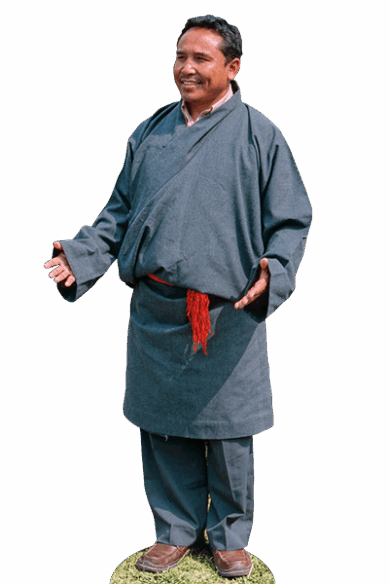 Ein nepalesischer Mann trägt traditionelles Gewand und blickt lächelnd mit offenen Armen in die Kamera.