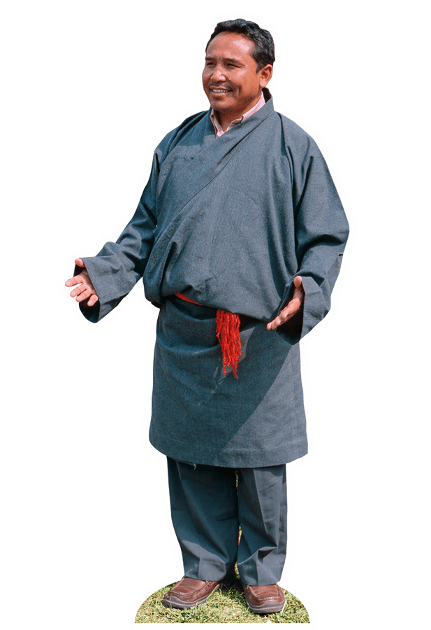 © Specialist Stock Ein nepalesischer Mann trägt traditionelles Gewand und blickt lächelnd mit offenen Armen in die Kamera.