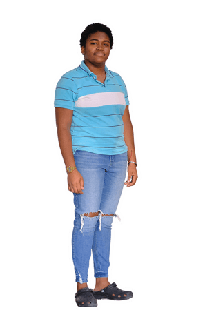 Eine Frau aus Nicaragua ist ganz in Blau gekleidet und blickt in die Kamera.