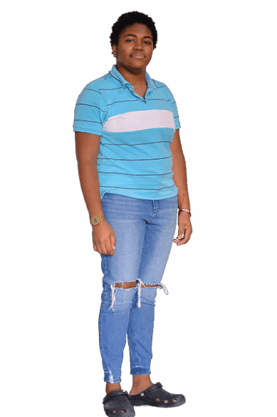 Eine Frau aus Nicaragua ist ganz in Blau gekleidet und blickt in die Kamera.