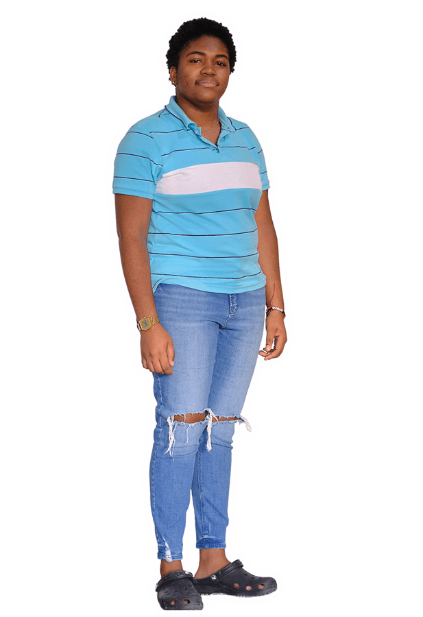 Eine Frau aus Nicaragua ist ganz in Blau gekleidet und blickt in die Kamera.