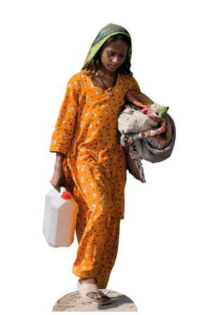 Eine Frau aus Pakistan ist mit Decken und einem Kanister bepackt unterwegs.