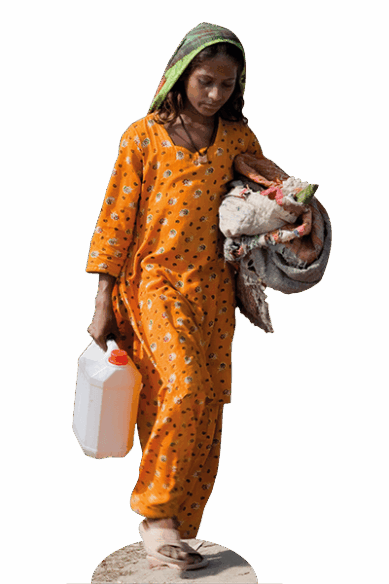 Eine Frau aus Pakistan ist mit Decken und einem Kanister bepackt unterwegs.