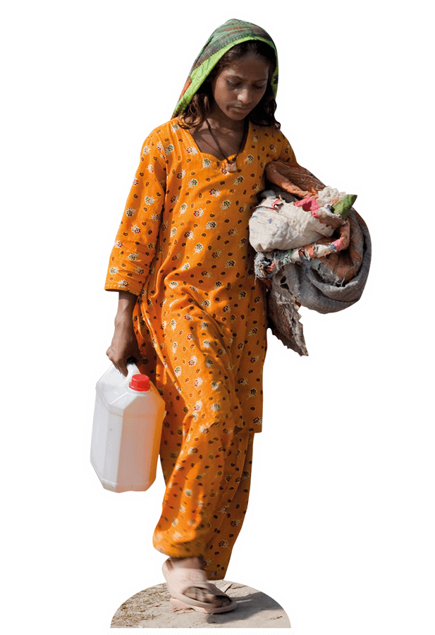 © Reid Skullerud/ WFP Eine Frau aus Pakistan ist mit Decken und einem Kanister bepackt unterwegs.