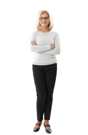 Eine Mitarbeiterin der polnischen Ausländerbehörde, die Brille trägt, lächelt in die Kamera.