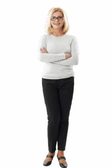 Eine Mitarbeiterin der polnischen Ausländerbehörde, die Brille trägt, lächelt in die Kamera.