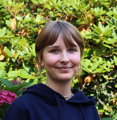 Hedwig Gillner im Portrait vor einer Hecke