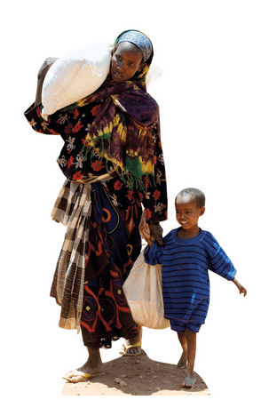 Eine Frau aus Somalia ist schwer bepackt und mit ihrem Kind im Kindergartenalter an der Hand unterwegs.