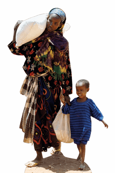 Eine Frau aus Somalia ist schwer bepackt und mit ihrem Kind im Kindergartenalter an der Hand unterwegs.