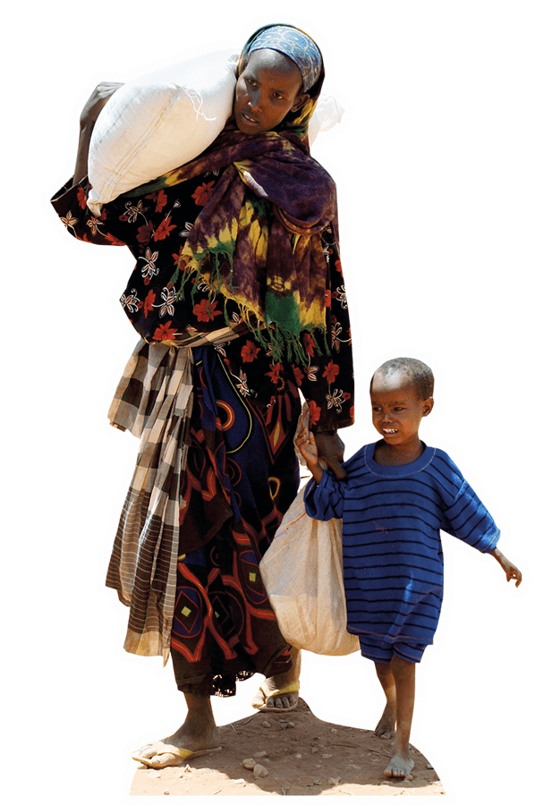 © Judith Schuler/ WFP Eine Frau aus Somalia ist schwer bepackt und mit ihrem Kind im Kindergartenalter an der Hand unterwegs.