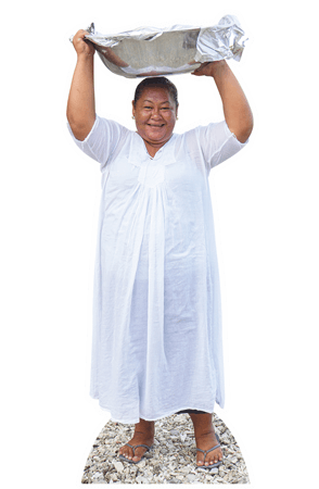 Eine ganz in Weiß gekleidete Frau aus Tokelau lächelt in die Kamera während sie eine große Schüssel trägt.