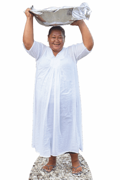 Eine ganz in Weiß gekleidete Frau aus Tokelau lächelt in die Kamera während sie eine große Schüssel trägt.
