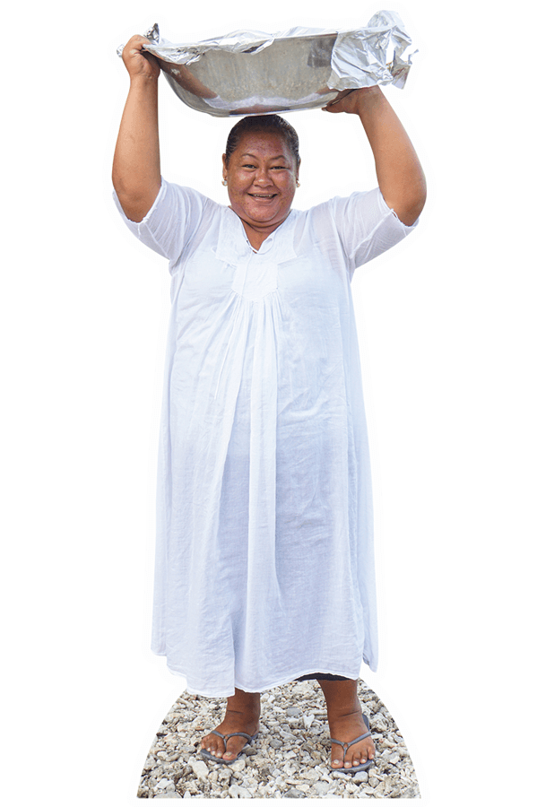 © Arne Dunker Eine ganz in Weiß gekleidete Frau aus Tokelau lächelt in die Kamera während sie eine große Schüssel trägt.