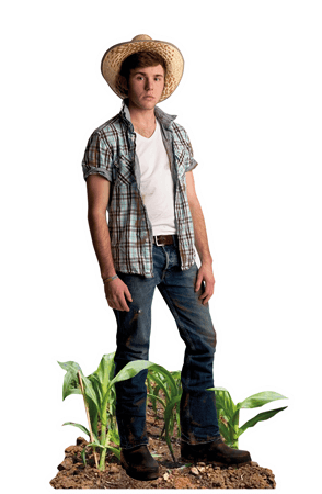 Ein junger Maisbauer aus den USA steht mit einem Sonnenhut auf dem Kopf in seinem Maisfeld.