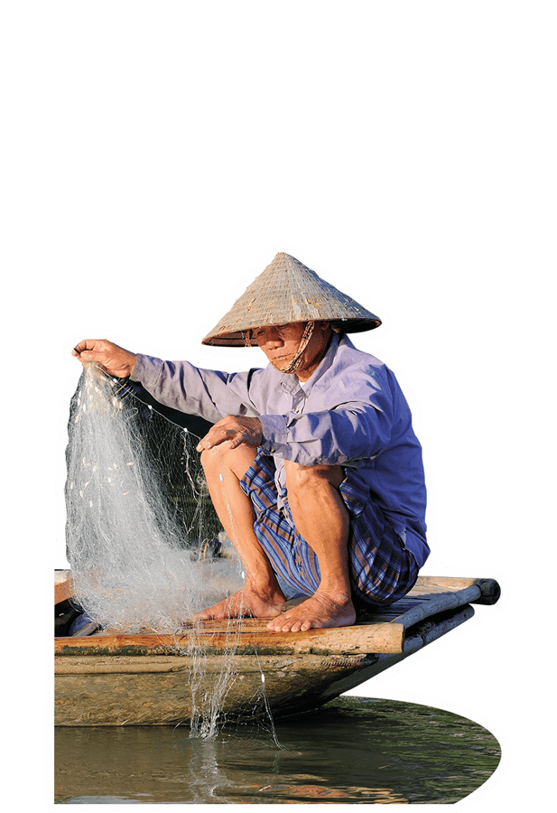 © Betrand Rieger/ Hemis/ LAIF Ein Mann aus Vietnam hockt auf seinem kleinen Boot und holt ein Fischernetz ein.